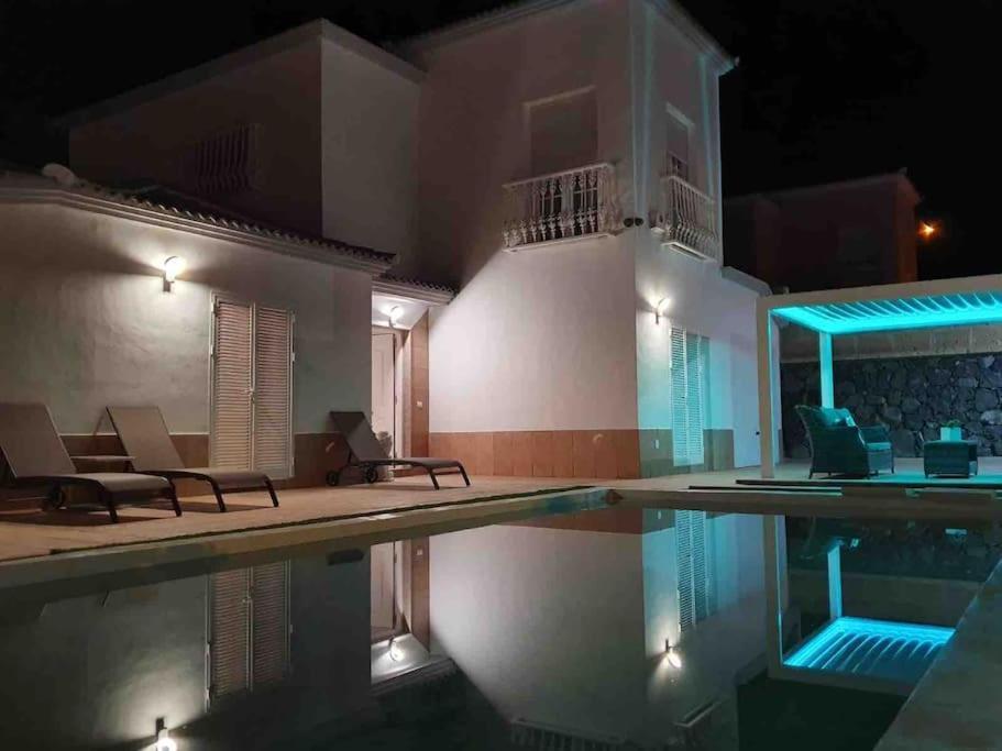Villa Vanesa Luxury Private Villa With A Heated Pool, 4 Bedrooms And 4 Bathrooms 阿德耶 外观 照片